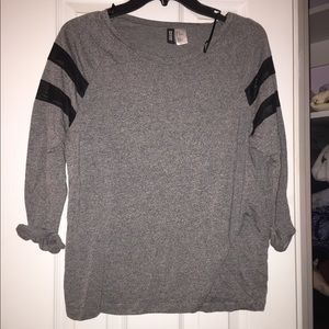Sporty tee with mesh stripes on sleeves